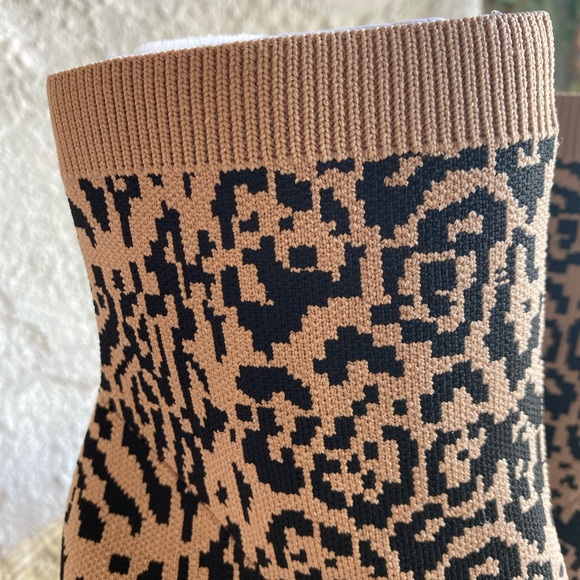 VINCE CAMUTO Setillen Booties In Leopard - Picture 4 of 9